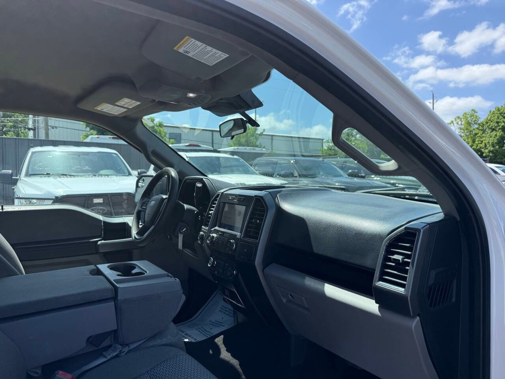 Ford F-150 Vehicle Full-screen Gallery Image 09