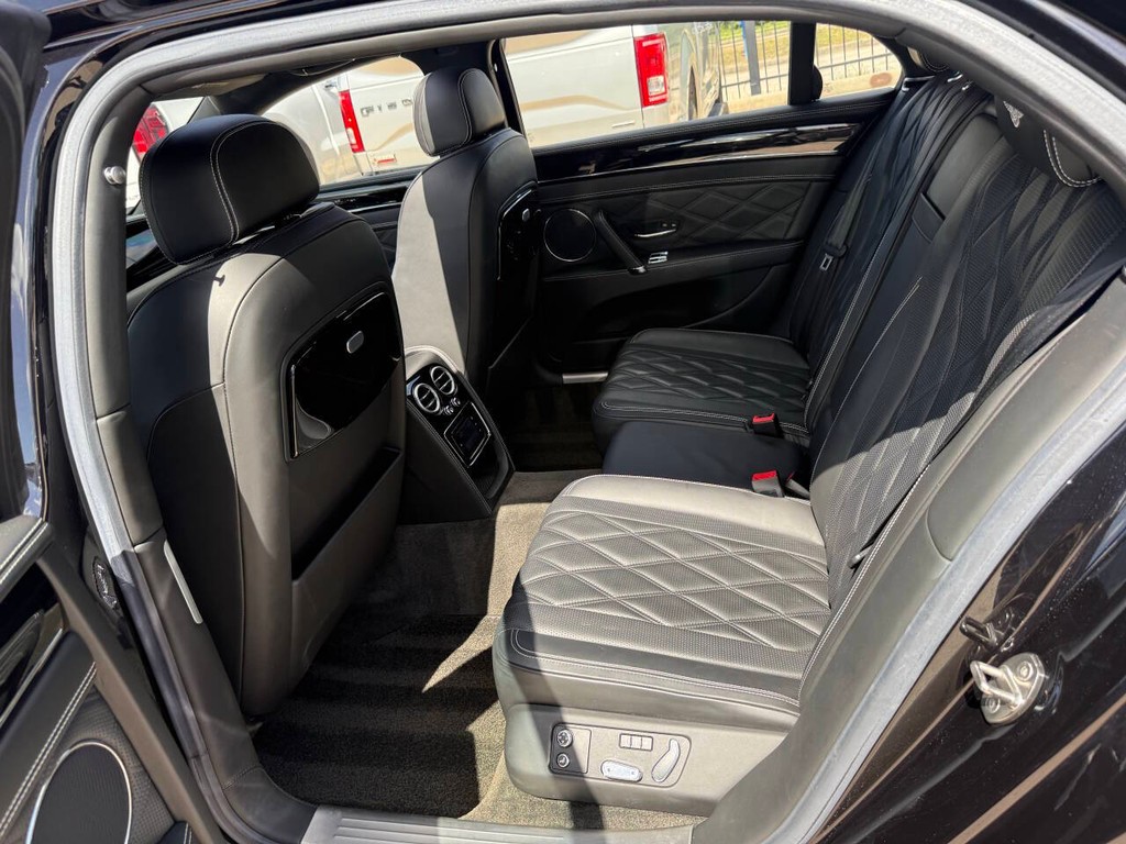 Bentley Flying Spur Vehicle Full-screen Gallery Image 13