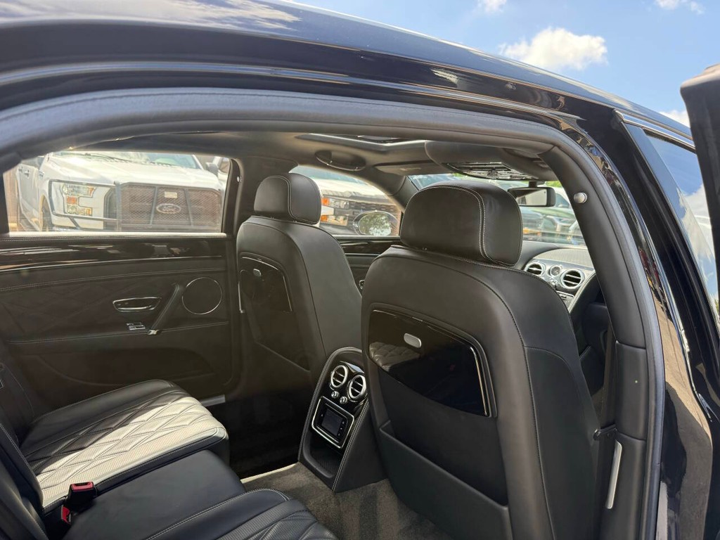 Bentley Flying Spur Vehicle Full-screen Gallery Image 15
