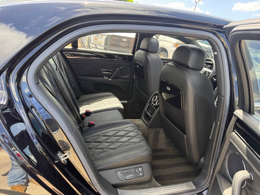 Bentley Flying Spur Vehicle Full-screen Gallery Image 16