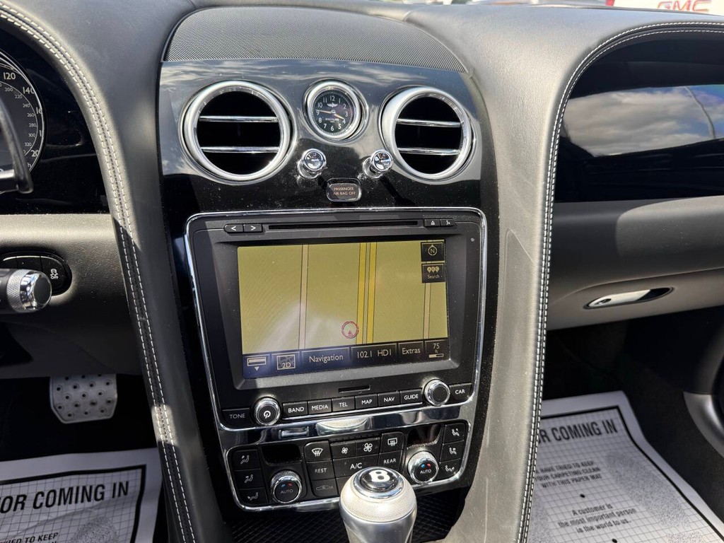Bentley Flying Spur Vehicle Full-screen Gallery Image 25