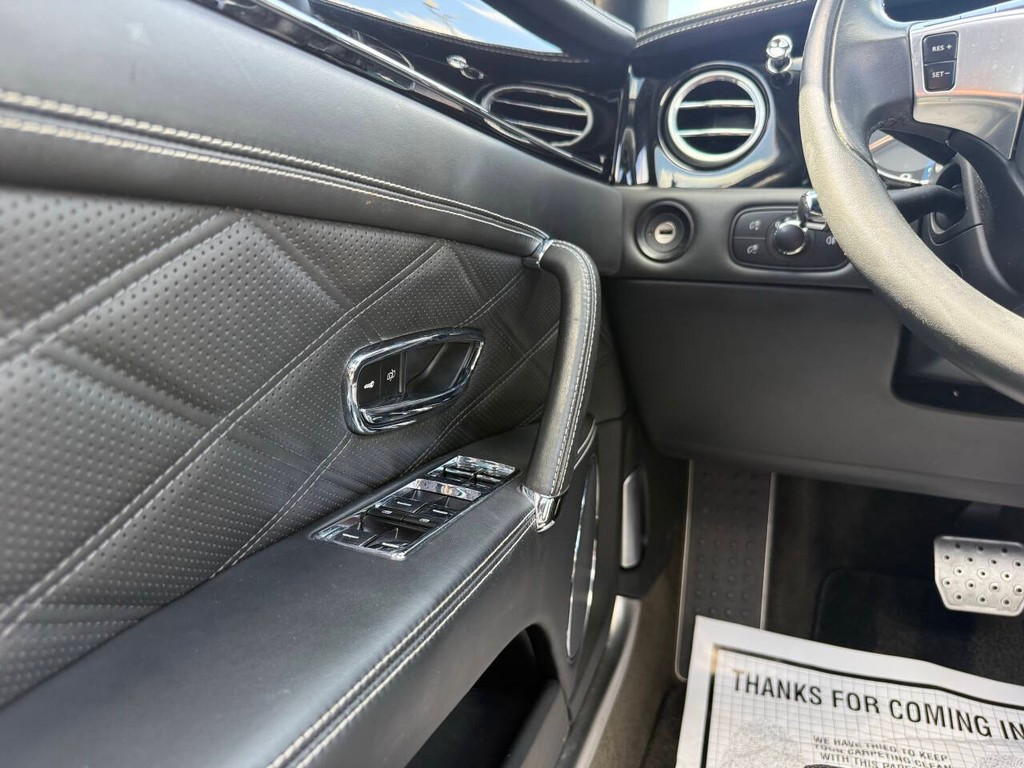 Bentley Flying Spur Vehicle Full-screen Gallery Image 30