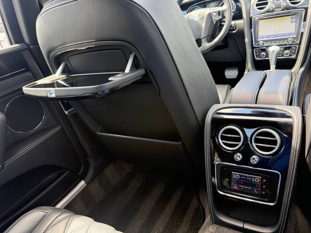 Bentley Flying Spur Vehicle Full-screen Gallery Image 31