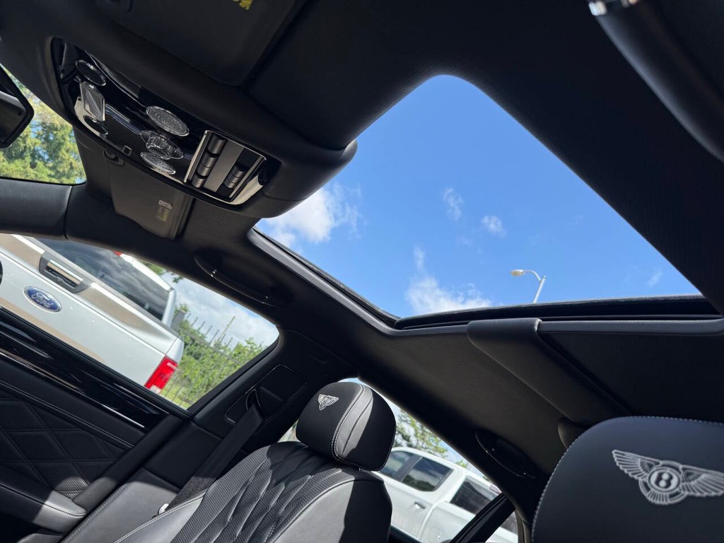 Bentley Flying Spur Vehicle Full-screen Gallery Image 32