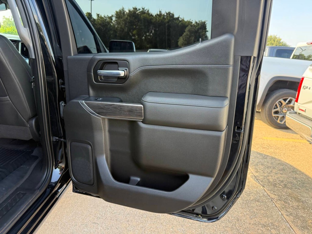 Chevrolet Silverado 1500 Vehicle Full-screen Gallery Image 16