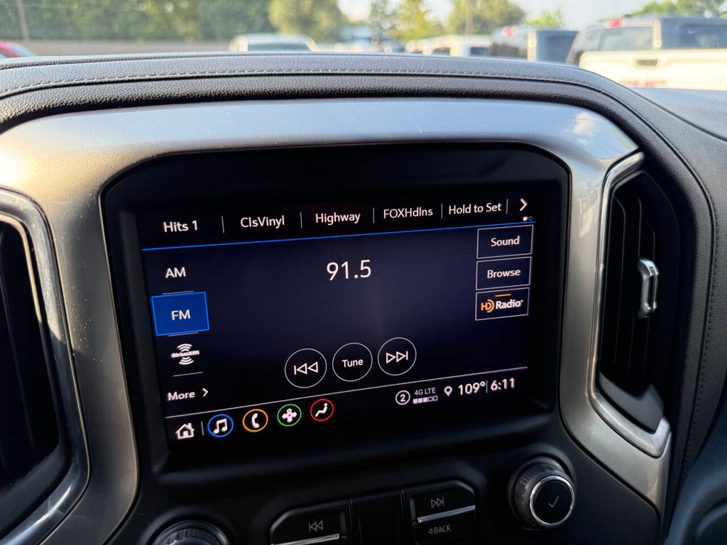 Chevrolet Silverado 1500 Vehicle Full-screen Gallery Image 26