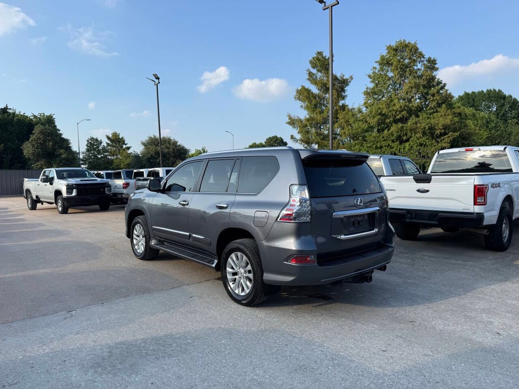 Lexus GX Vehicle Full-screen Gallery Image 04