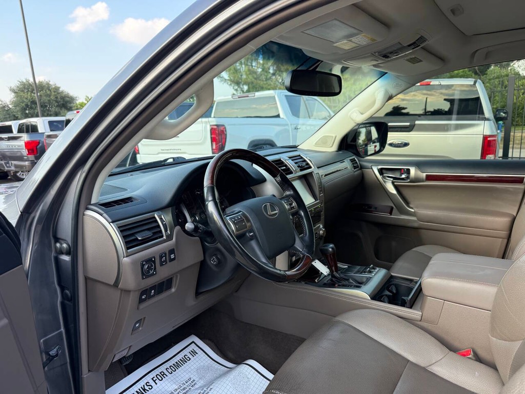 Lexus GX Vehicle Full-screen Gallery Image 06