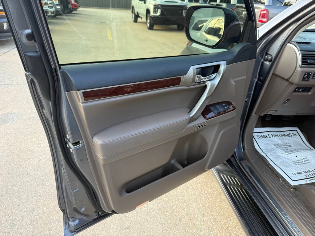 Lexus GX Vehicle Full-screen Gallery Image 08