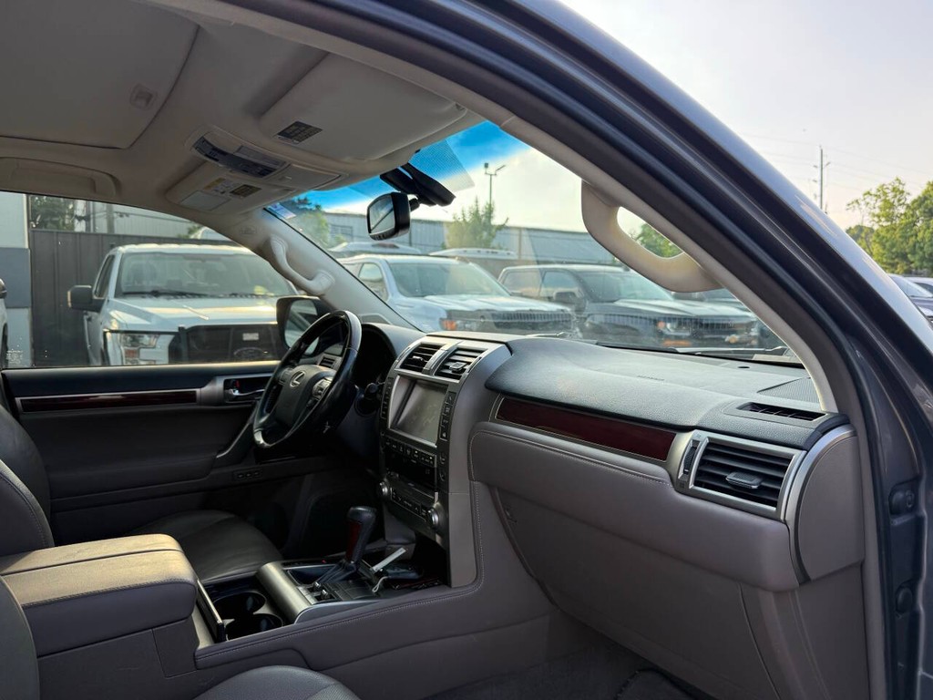 Lexus GX Vehicle Full-screen Gallery Image 09