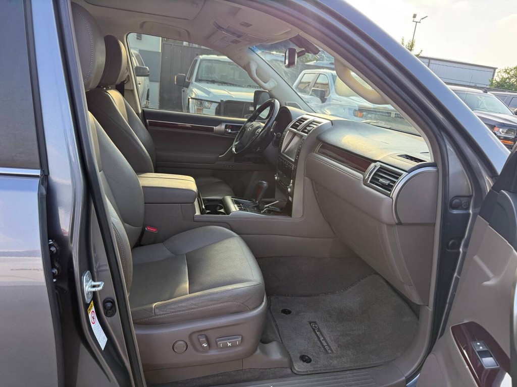 Lexus GX Vehicle Full-screen Gallery Image 10