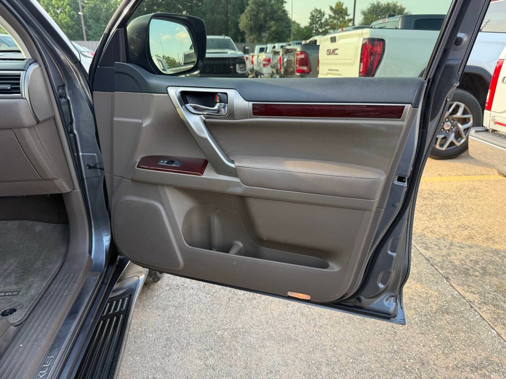 Lexus GX Vehicle Full-screen Gallery Image 11