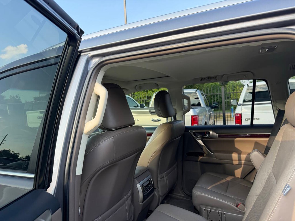 Lexus GX Vehicle Full-screen Gallery Image 12