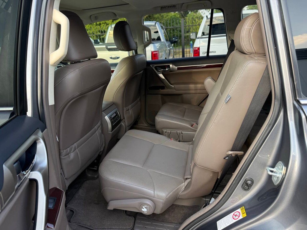 Lexus GX Vehicle Full-screen Gallery Image 13