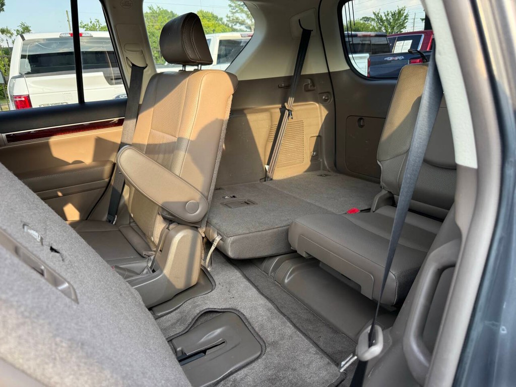 Lexus GX Vehicle Full-screen Gallery Image 14