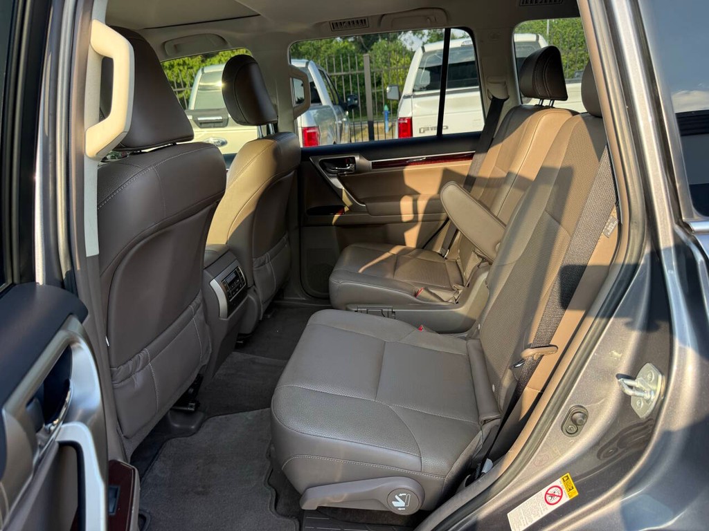 Lexus GX Vehicle Full-screen Gallery Image 15