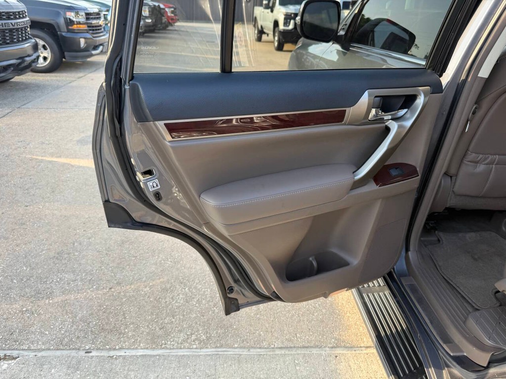 Lexus GX Vehicle Full-screen Gallery Image 16