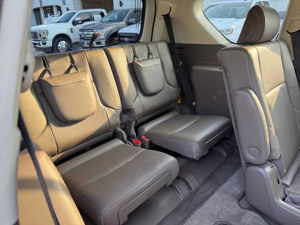 Lexus GX Vehicle Full-screen Gallery Image 17