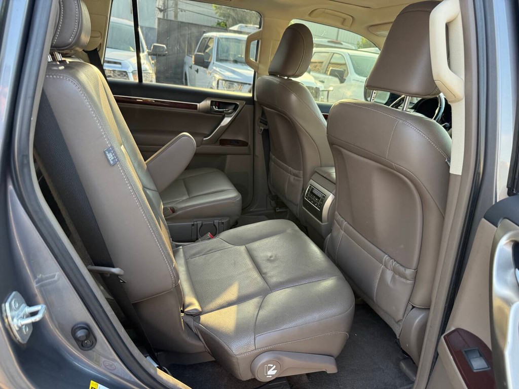 Lexus GX Vehicle Full-screen Gallery Image 18