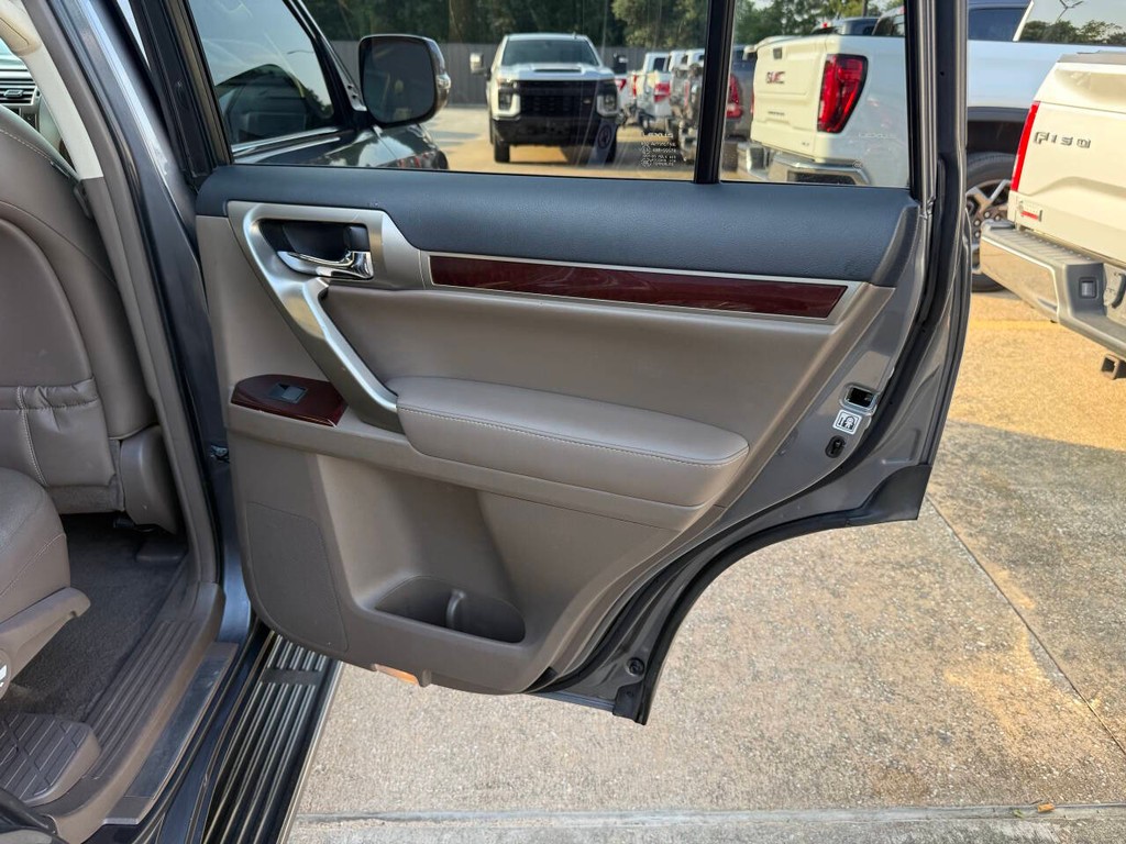 Lexus GX Vehicle Full-screen Gallery Image 19