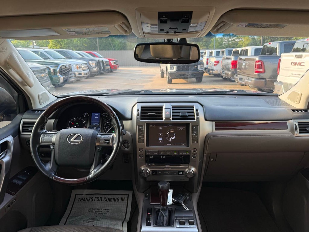 Lexus GX Vehicle Full-screen Gallery Image 20