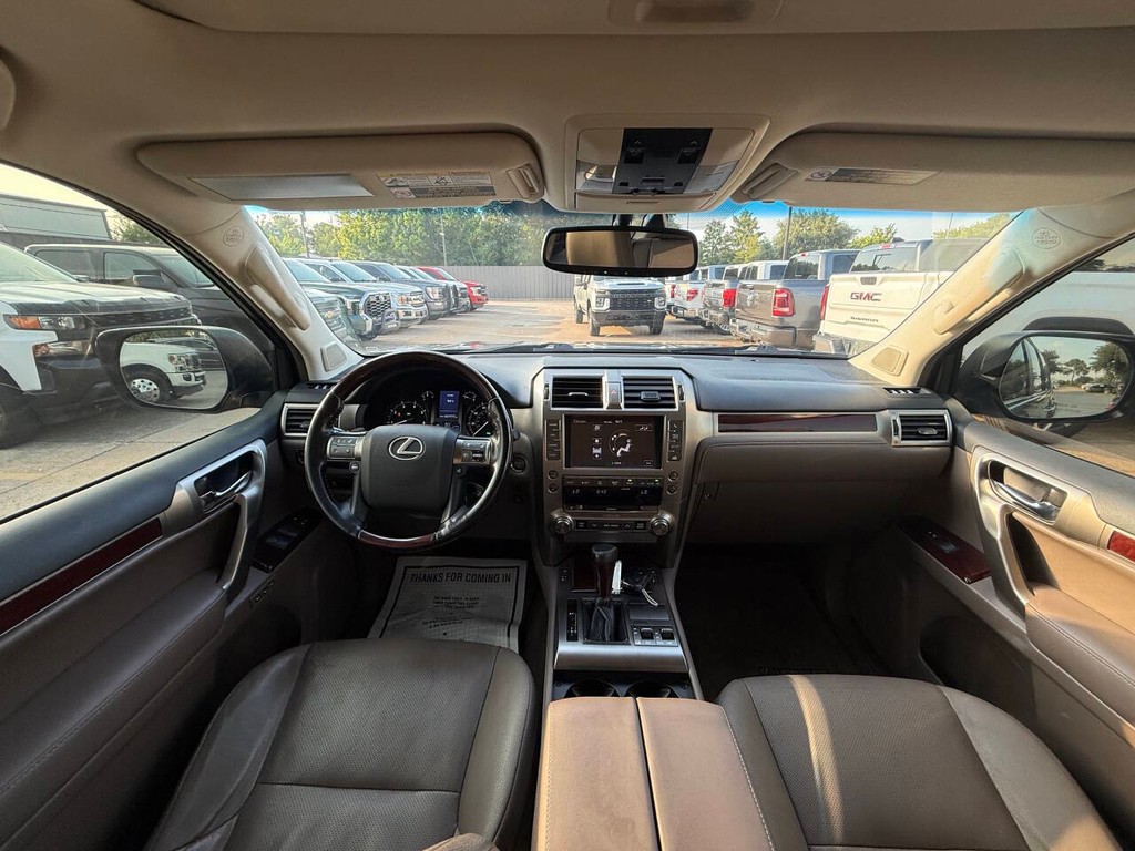 Lexus GX Vehicle Full-screen Gallery Image 21