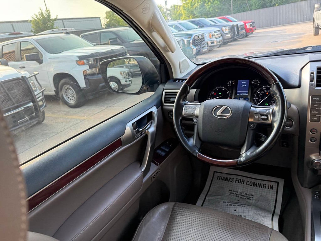 Lexus GX Vehicle Full-screen Gallery Image 22