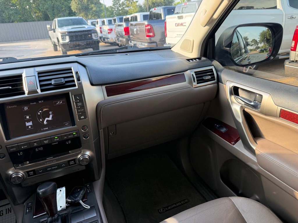 Lexus GX Vehicle Full-screen Gallery Image 23