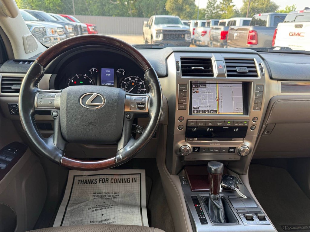 Lexus GX Vehicle Full-screen Gallery Image 24