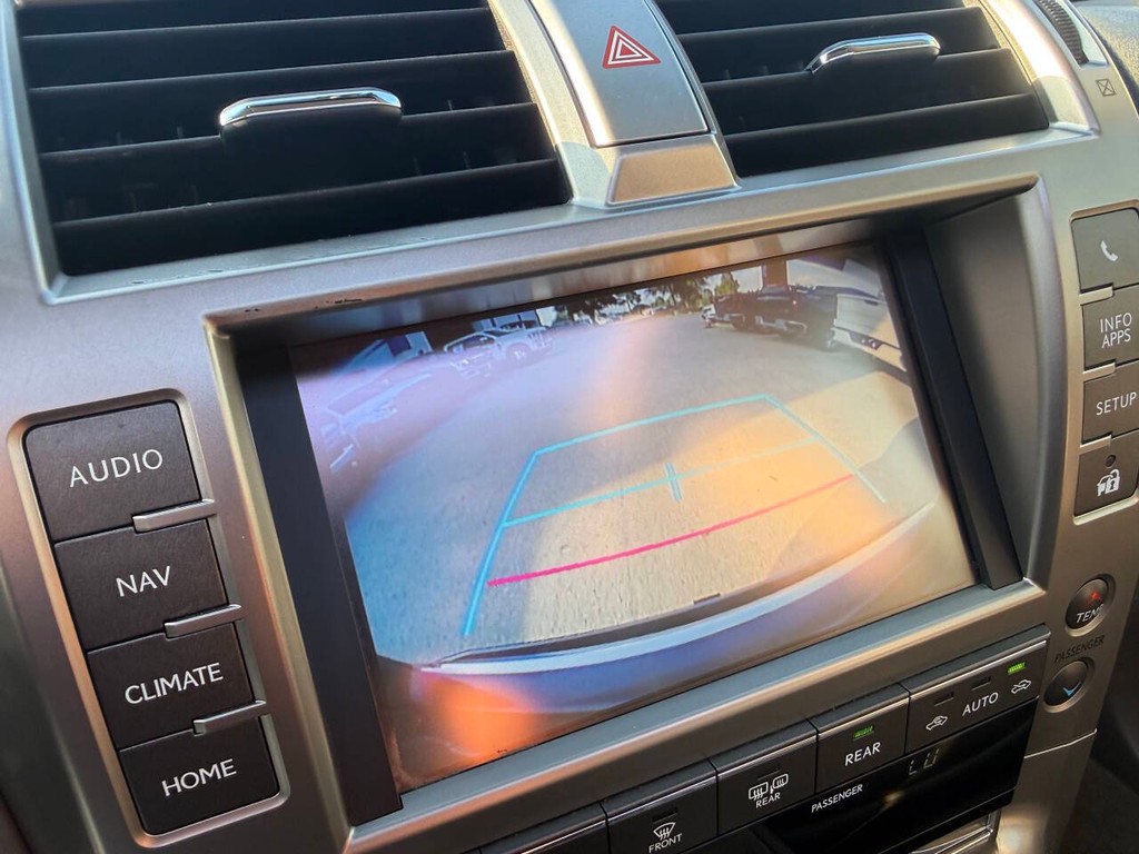 Lexus GX Vehicle Full-screen Gallery Image 30