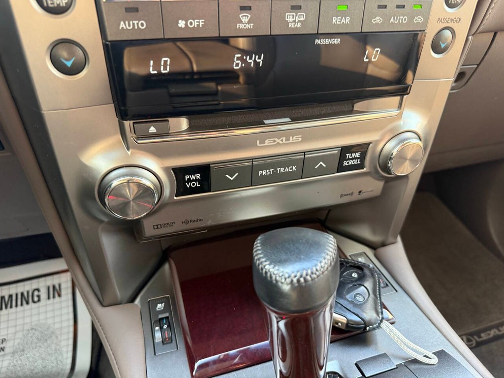 Lexus GX Vehicle Full-screen Gallery Image 32