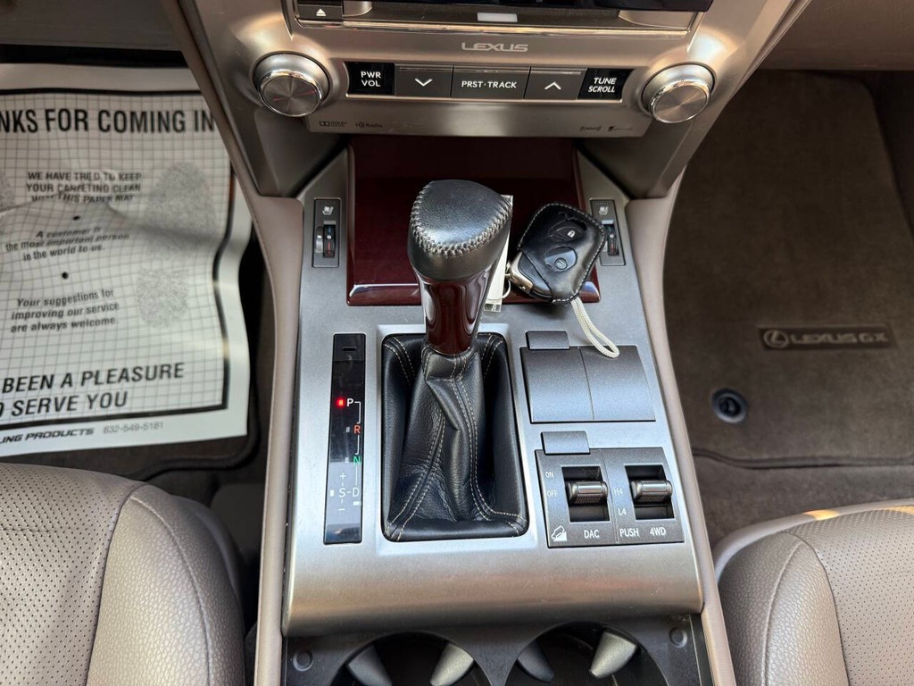 Lexus GX Vehicle Full-screen Gallery Image 33