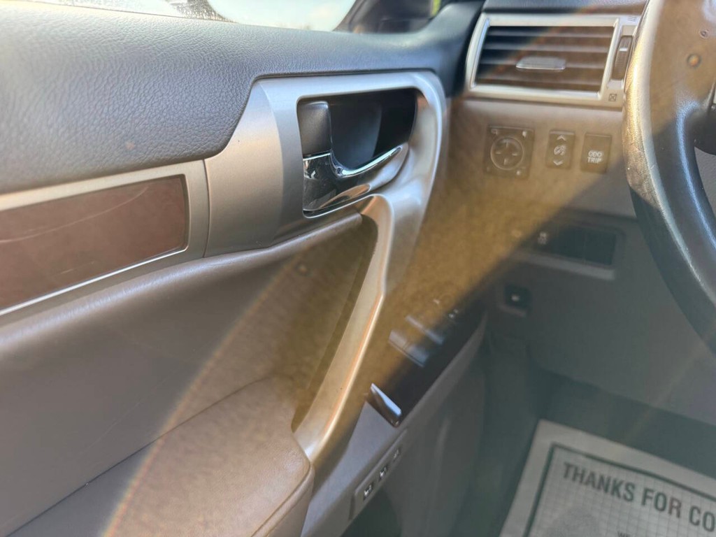 Lexus GX Vehicle Full-screen Gallery Image 34