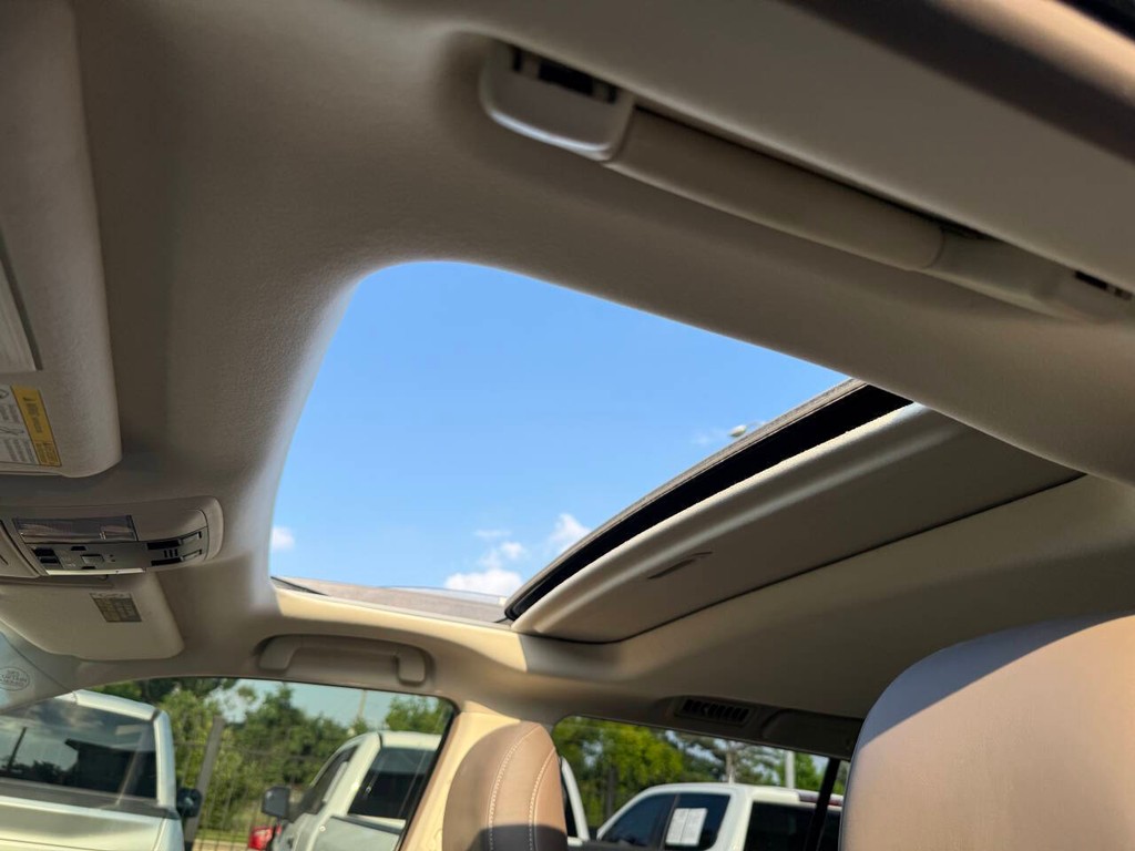 Lexus GX Vehicle Full-screen Gallery Image 35