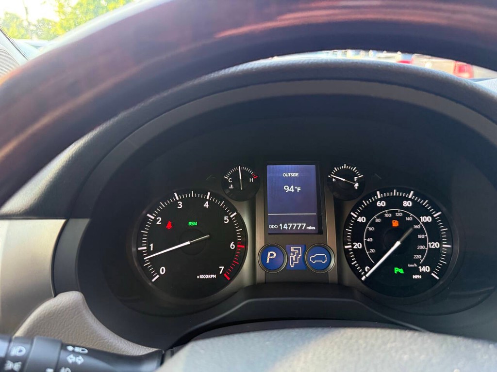 Lexus GX Vehicle Full-screen Gallery Image 36