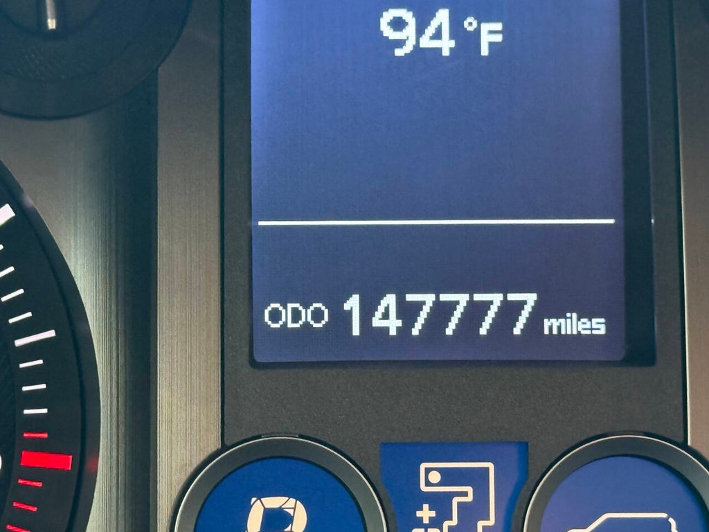 Lexus GX Vehicle Full-screen Gallery Image 37