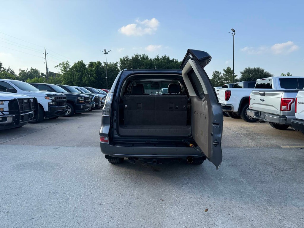 Lexus GX Vehicle Full-screen Gallery Image 41