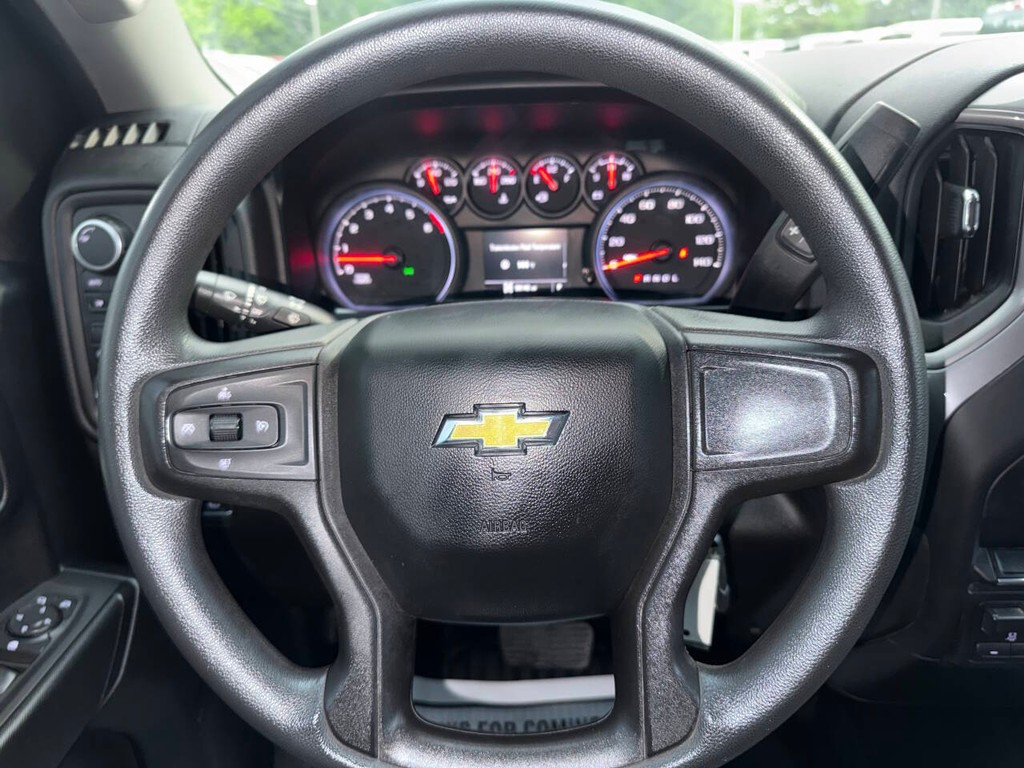 Chevrolet Silverado 1500 Vehicle Full-screen Gallery Image 24