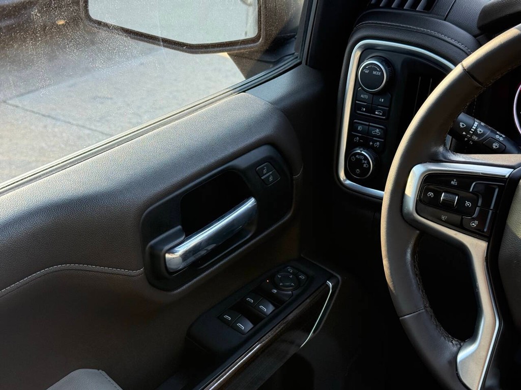 Chevrolet Silverado 1500 Vehicle Full-screen Gallery Image 31