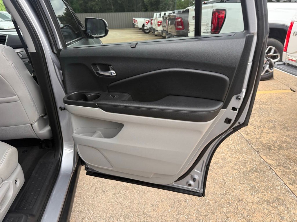 Honda Pilot Vehicle Full-screen Gallery Image 18