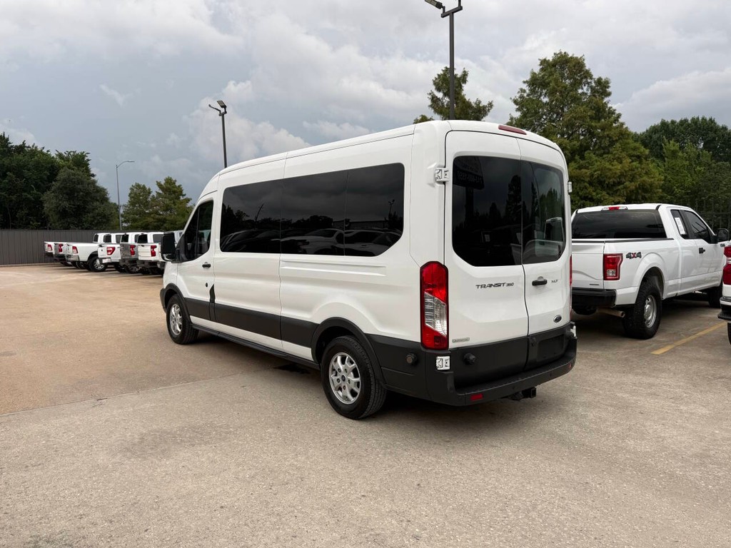 Ford Transit Wagon Vehicle Full-screen Gallery Image 04