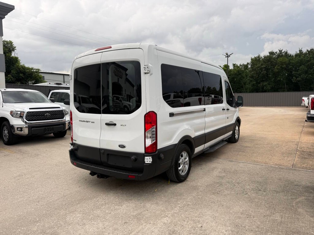 Ford Transit Wagon Vehicle Full-screen Gallery Image 05