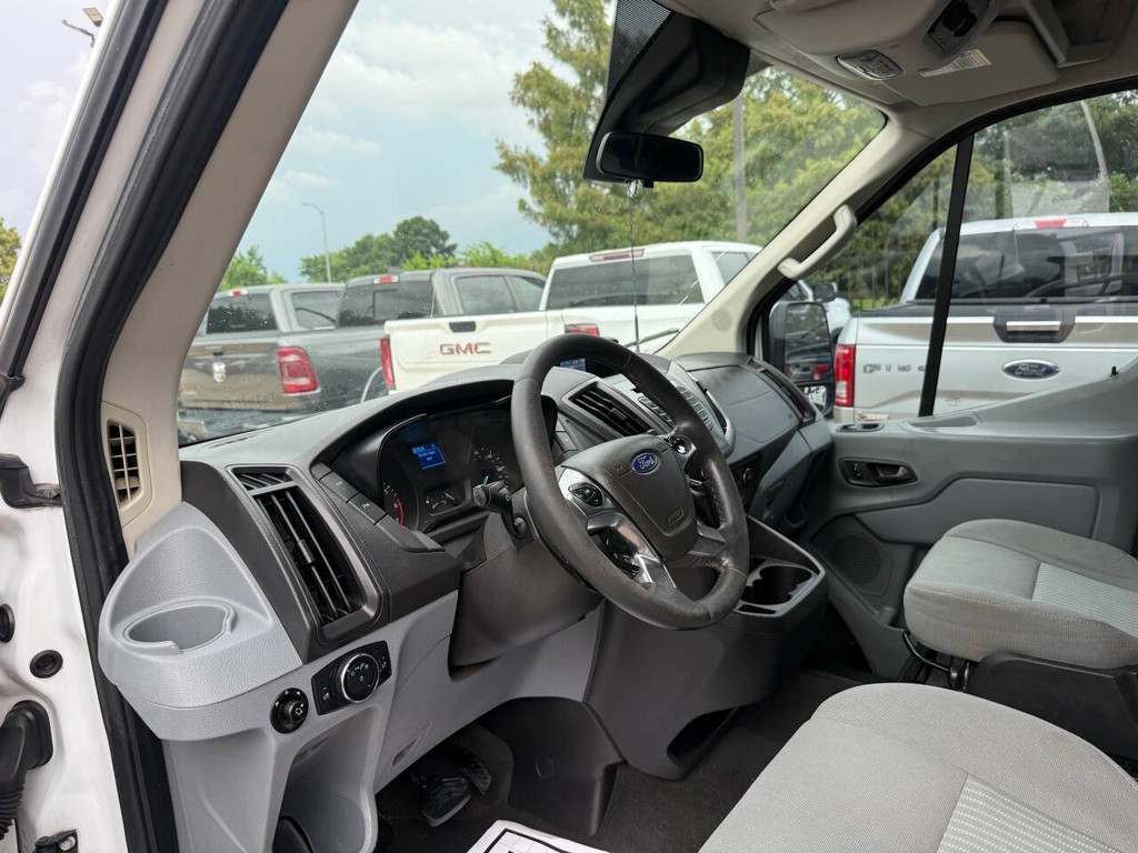 Ford Transit Wagon Vehicle Full-screen Gallery Image 06