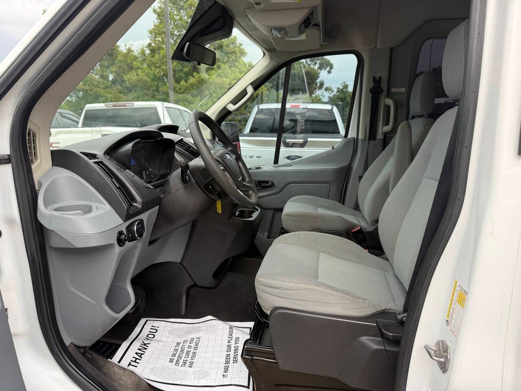 Ford Transit Wagon Vehicle Full-screen Gallery Image 07