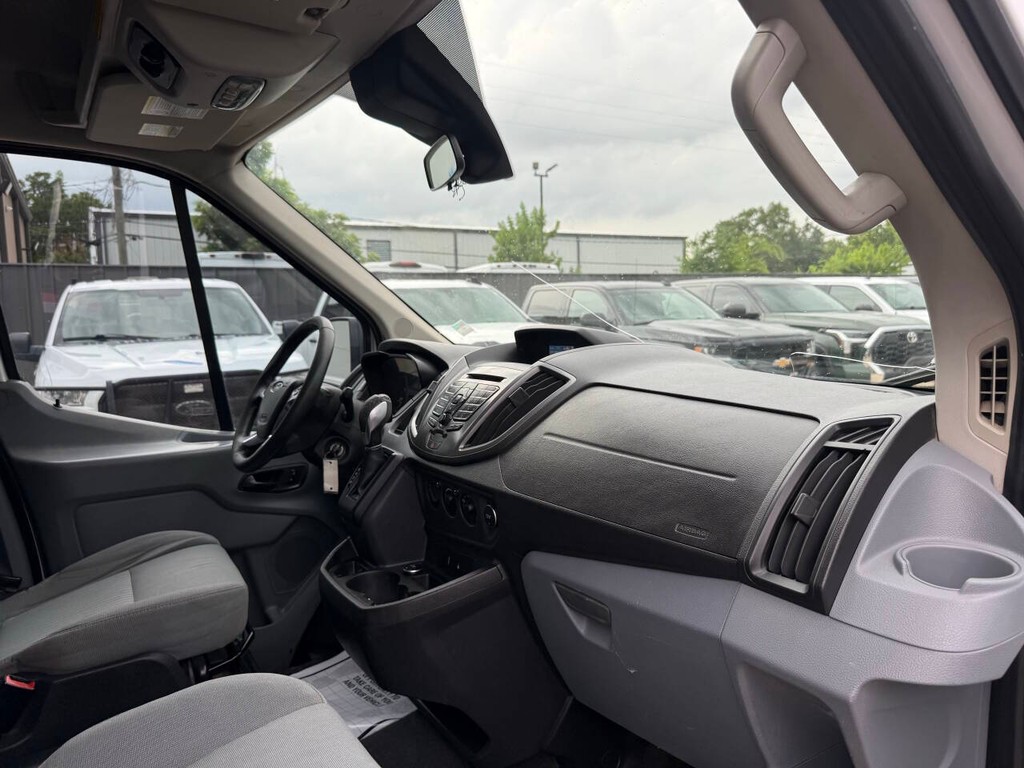 Ford Transit Wagon Vehicle Full-screen Gallery Image 09