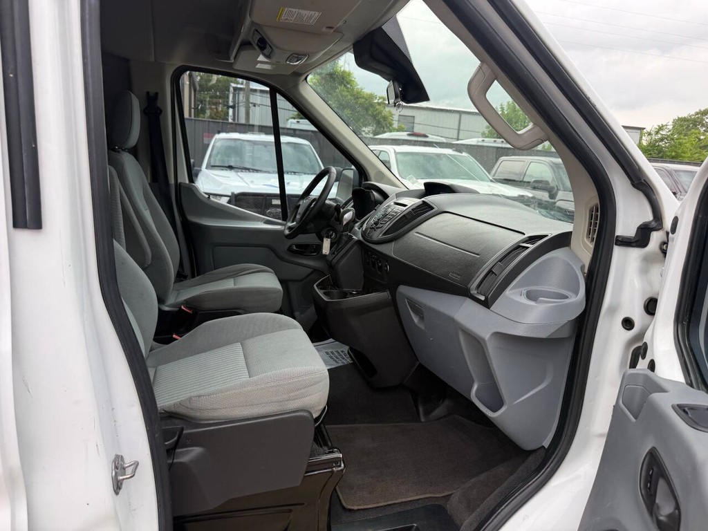 Ford Transit Wagon Vehicle Full-screen Gallery Image 11