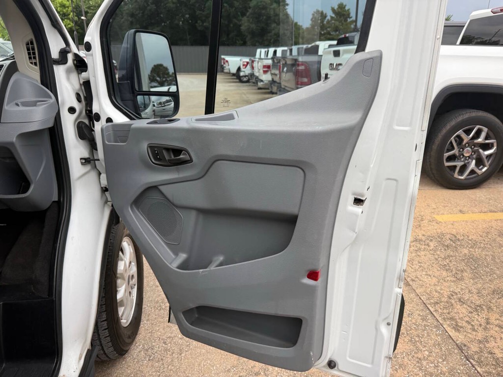 Ford Transit Wagon Vehicle Full-screen Gallery Image 12