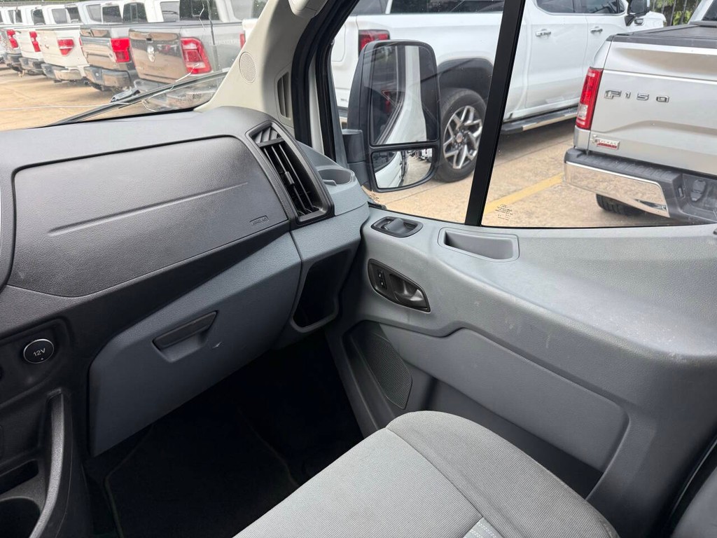 Ford Transit Wagon Vehicle Full-screen Gallery Image 16