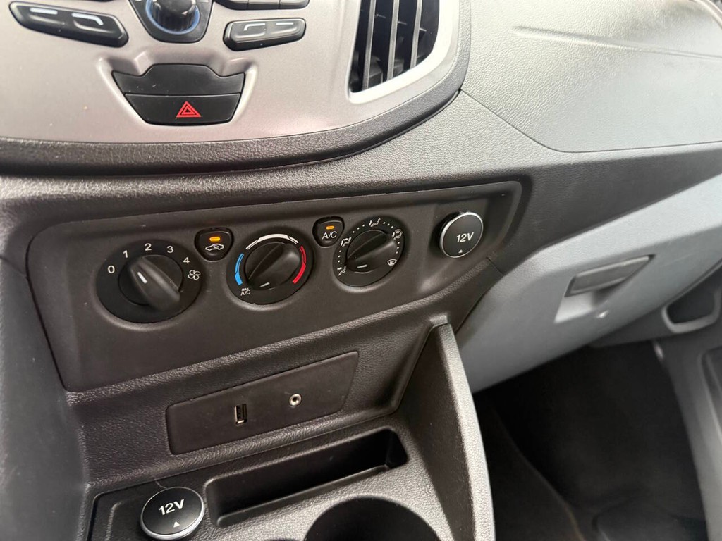 Ford Transit Wagon Vehicle Full-screen Gallery Image 24
