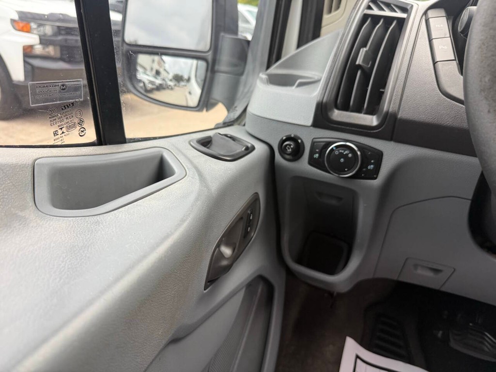 Ford Transit Wagon Vehicle Full-screen Gallery Image 26